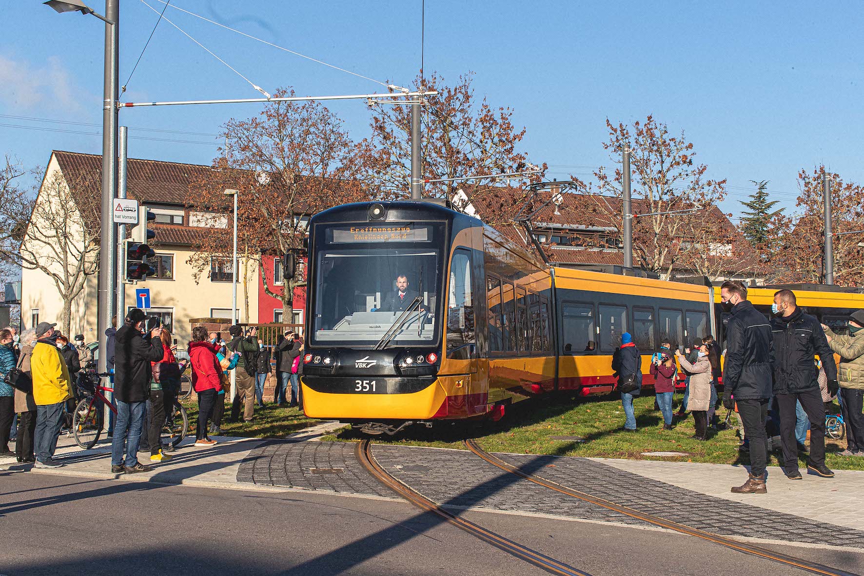 Jungfernfahrt: Gegen kurz vor 14 Uhr rollte heute die erste Trambahn der Linie 2 aus der Wendeschleife in Knielingen-Nord in Richtung Karlsruher Innenstadt. (Foto: © Paul Gärtner/KVV; Abdruck honorarfrei)